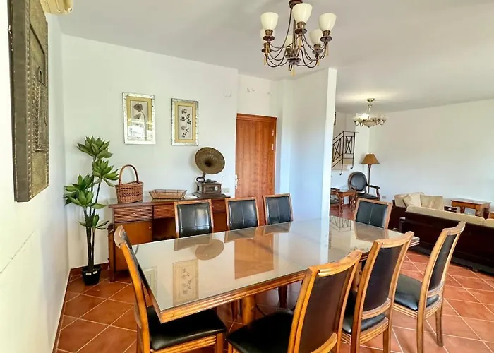 Luxury 5br With Sea View & Garden In Einbay