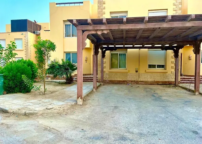 Luxury 5br With Sea View & Garden In Einbay *