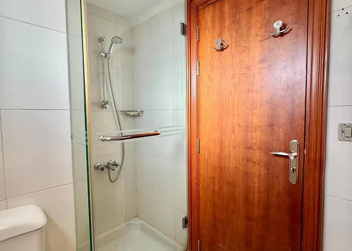 Luxury 5br With Sea View & Garden In Einbay *