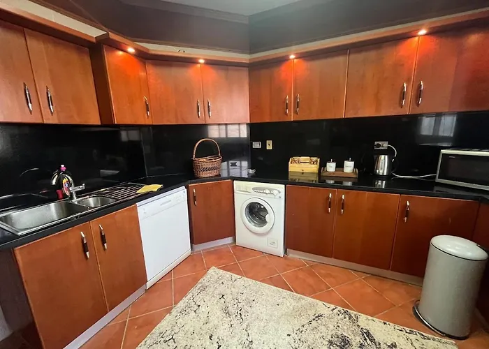 Luxury 5br With Sea View & Garden In Einbay *