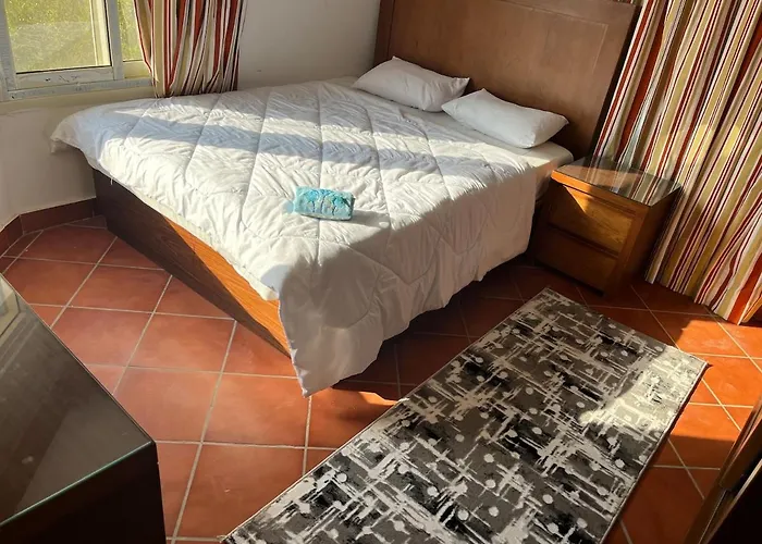 Luxury 5br With Sea View & Garden In Einbay