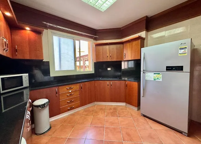 Luxury 5br With Sea View & Garden In Einbay Apartment