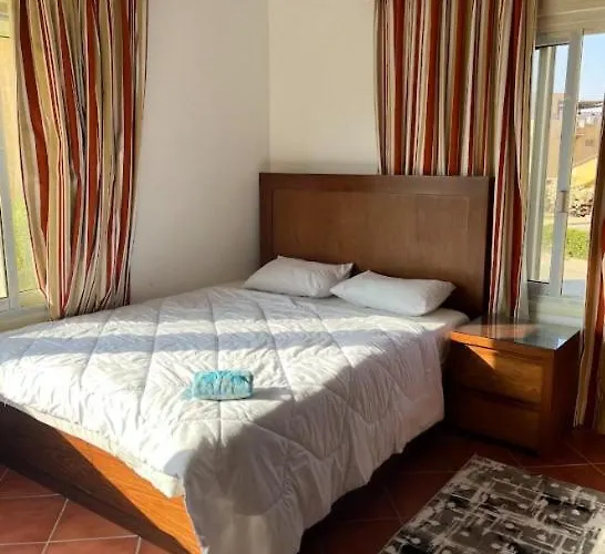 Luxury 5br With Sea View & Garden In Einbay *