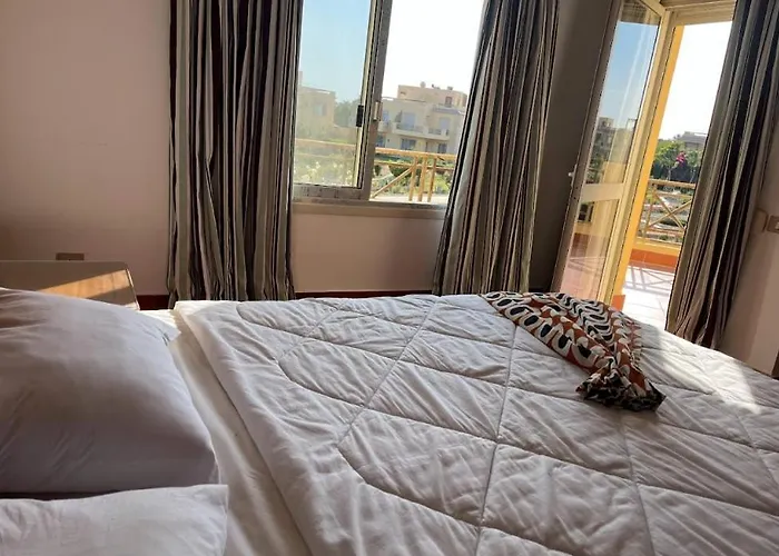 Luxury 5br With Sea View & Garden In Einbay Apartment